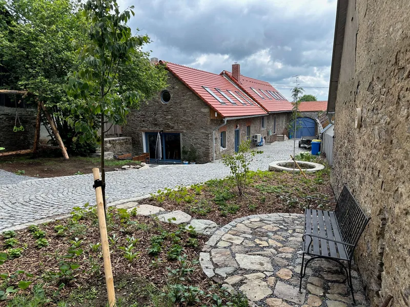 Dvůr, chalupa z venku
